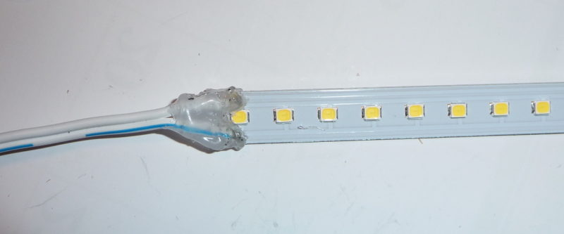LEDラインライト基板と電源ケーブルの接続を、クルーガンで補強した